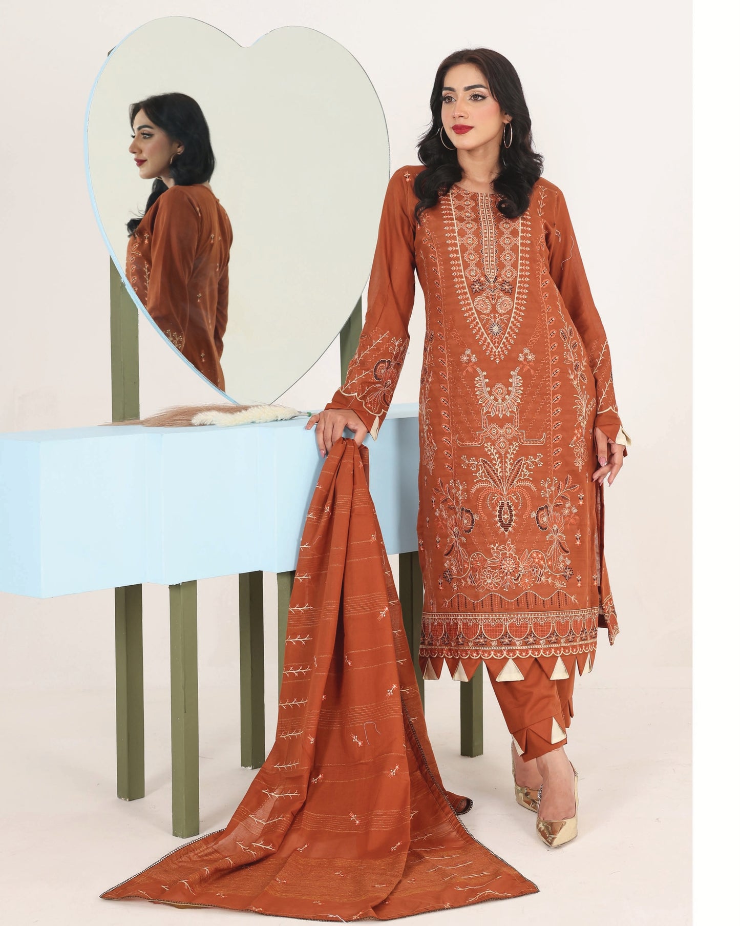 Faria Eid Ki Khushiyan Collection – Amber Glow 3-Piece Embroidered Lawn Suit