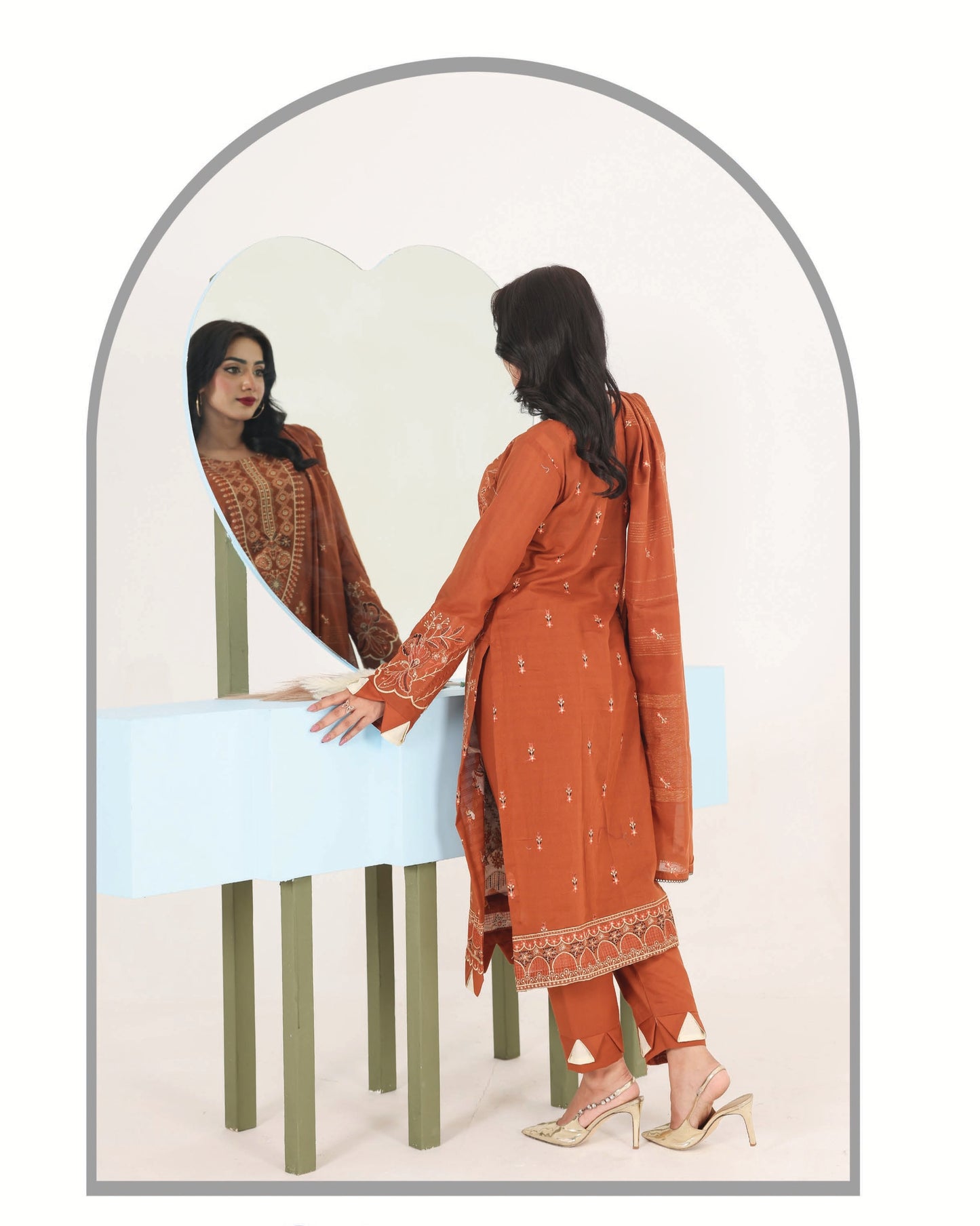 Faria Eid Ki Khushiyan Collection – Amber Glow 3-Piece Embroidered Lawn Suit