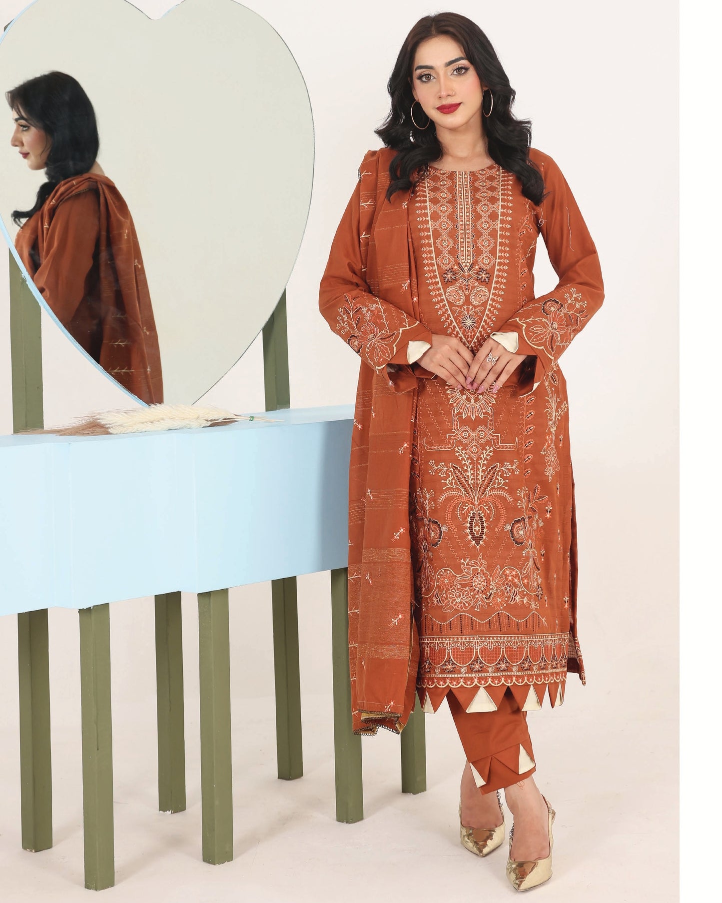 Faria Eid Ki Khushiyan Collection – Amber Glow 3-Piece Embroidered Lawn Suit